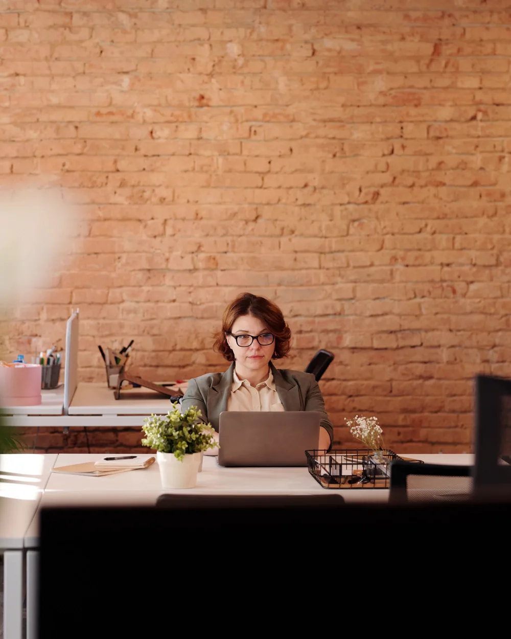 Une professionnelle travaille sur son ordinateur dans un bureau.