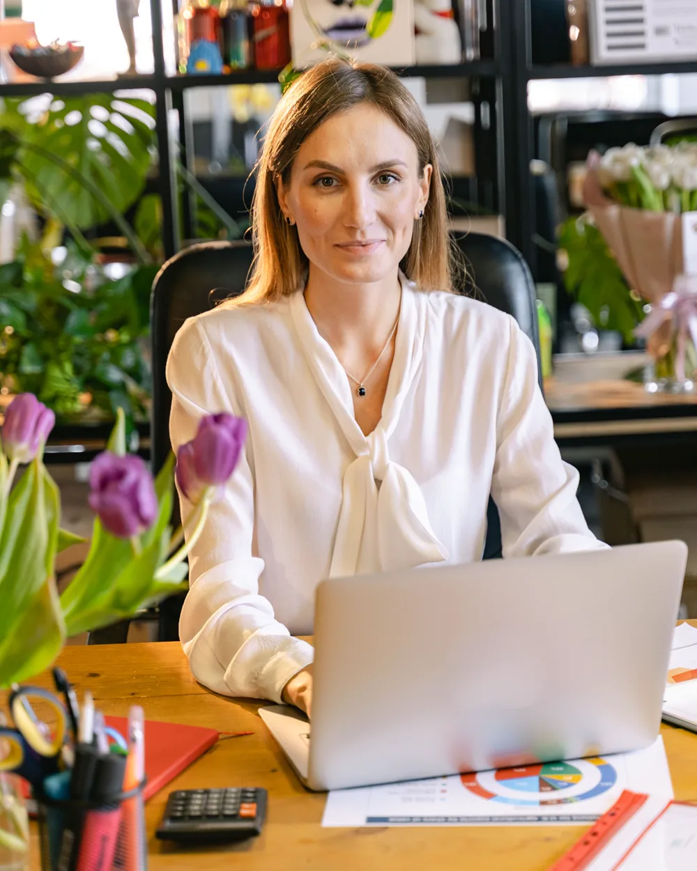 Une professionnelle travaille à son bureau, concentrée sur son écran.