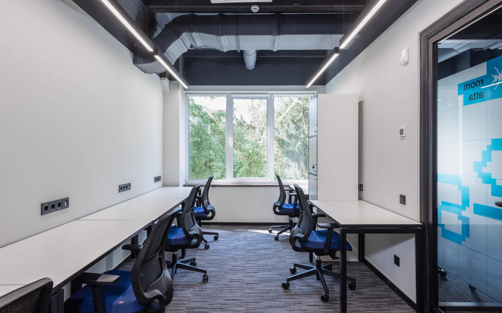 Un espace de travail lumineux et calme, avec une grande table.